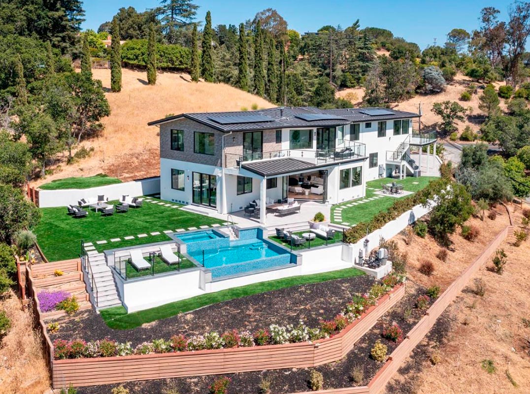 Stunning Ultra-Modern Home With Panoramic Views.